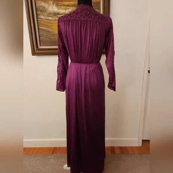 Vintage 1960s Maidenform Lace Accented Robe